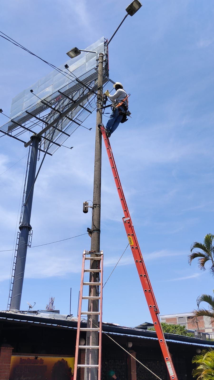 VIWI Ingeniería apoyando labores de iluminación y rescate en Cali - imagen 4