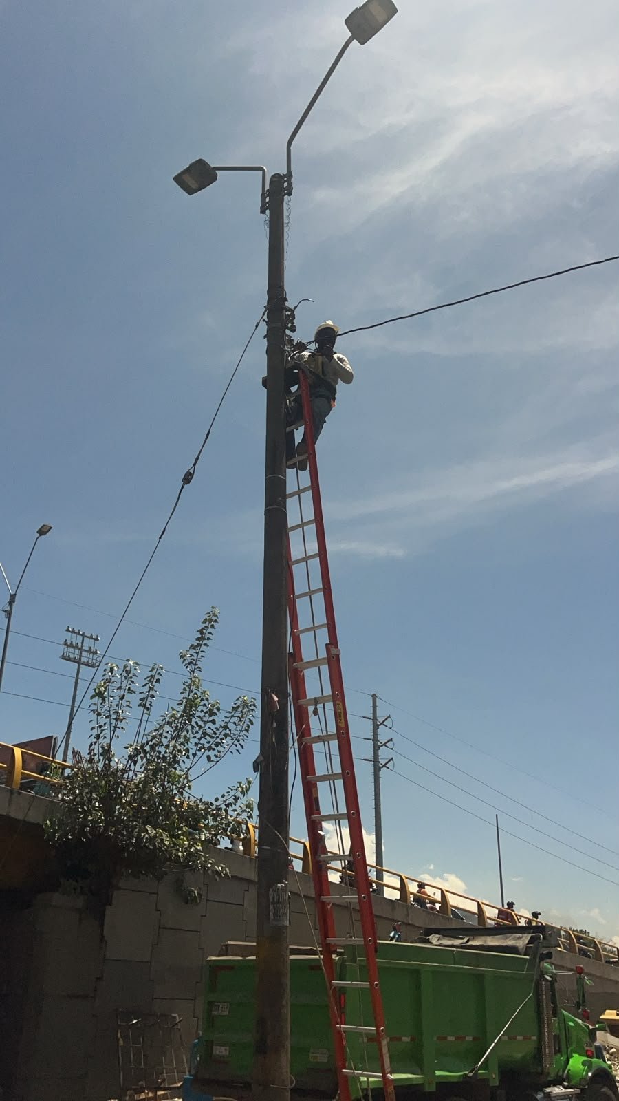 VIWI Ingeniería apoyando labores de iluminación y rescate en Cali - imagen 7