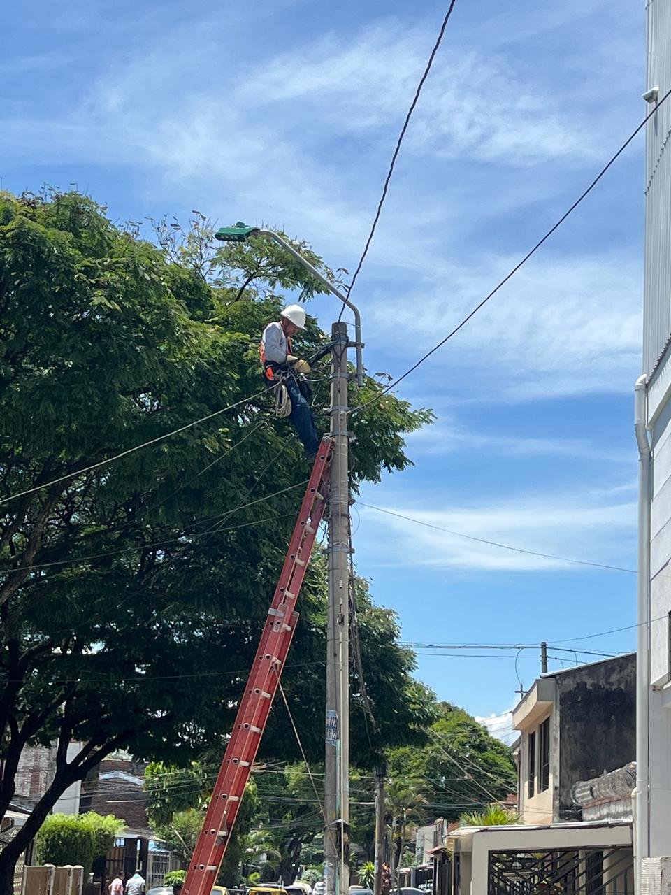 VIWI Ingeniería apoyando labores de iluminación y rescate en Cali - imagen 14