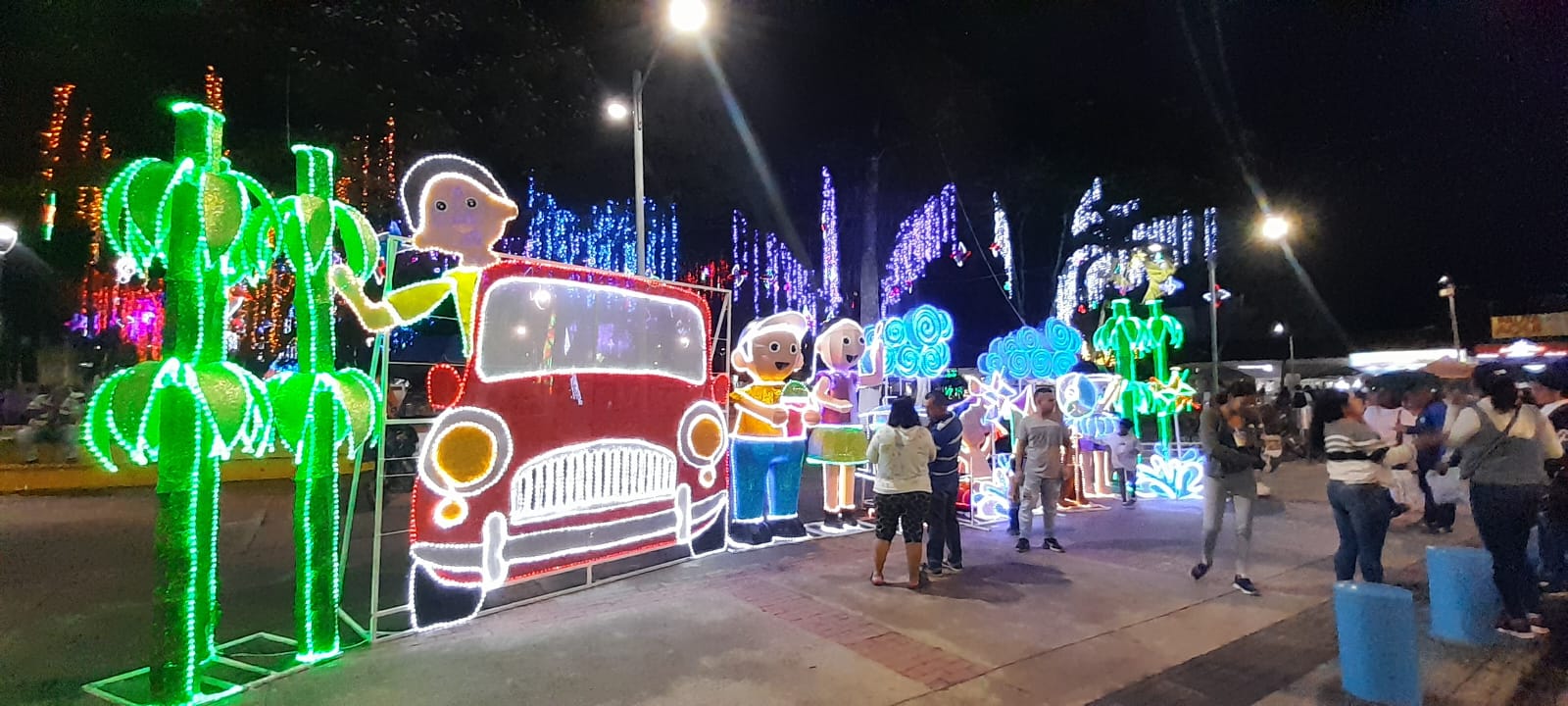 Personal de VIWI Ingeniería instalando alumbrado navideño en Jamundí