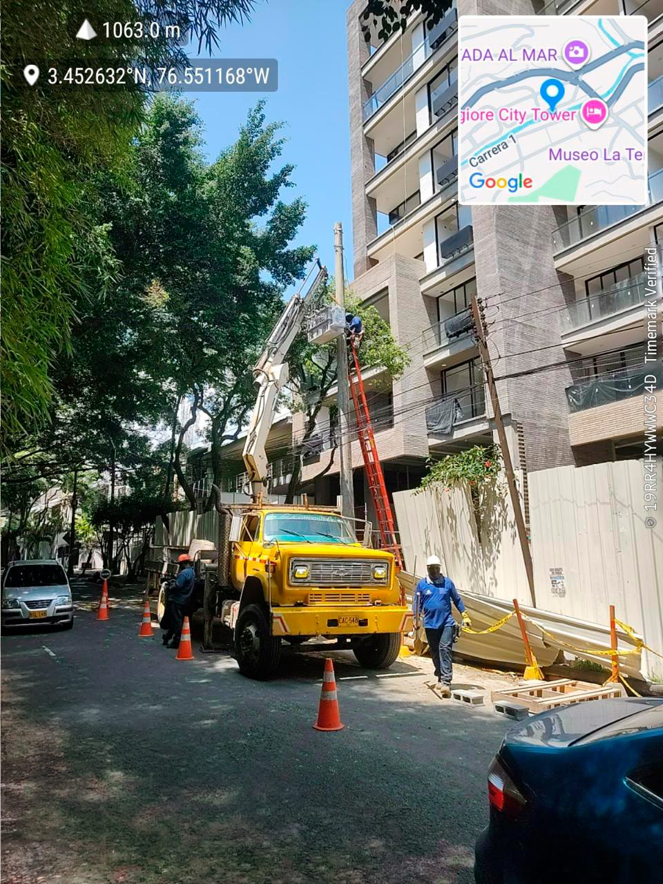 Técnicos de VIWI Ingeniería conectando el transformador en poste del Edificio Verde Oeste