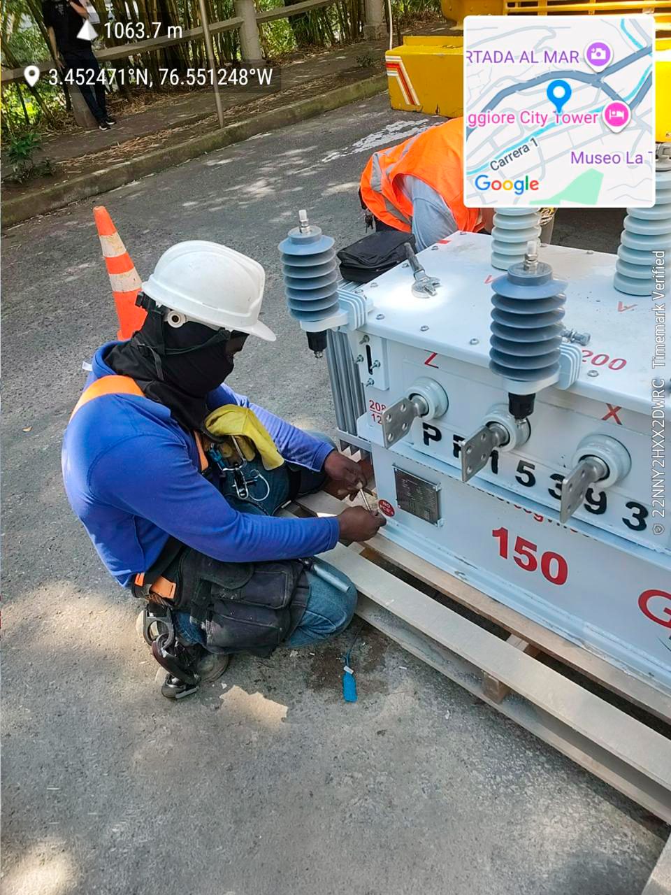 Montaje de transformador de distribución para el Edificio Verde Oeste en Santa Rita, Cali